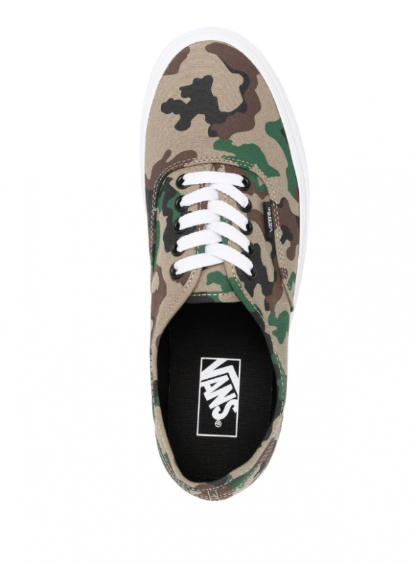 Sepatu Sneaker dengan Pola Camouflage